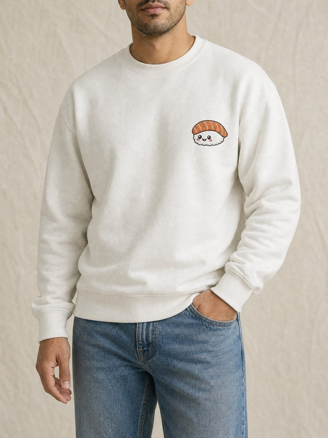 Broderie Sushi sur le pull blanc, côté cœur