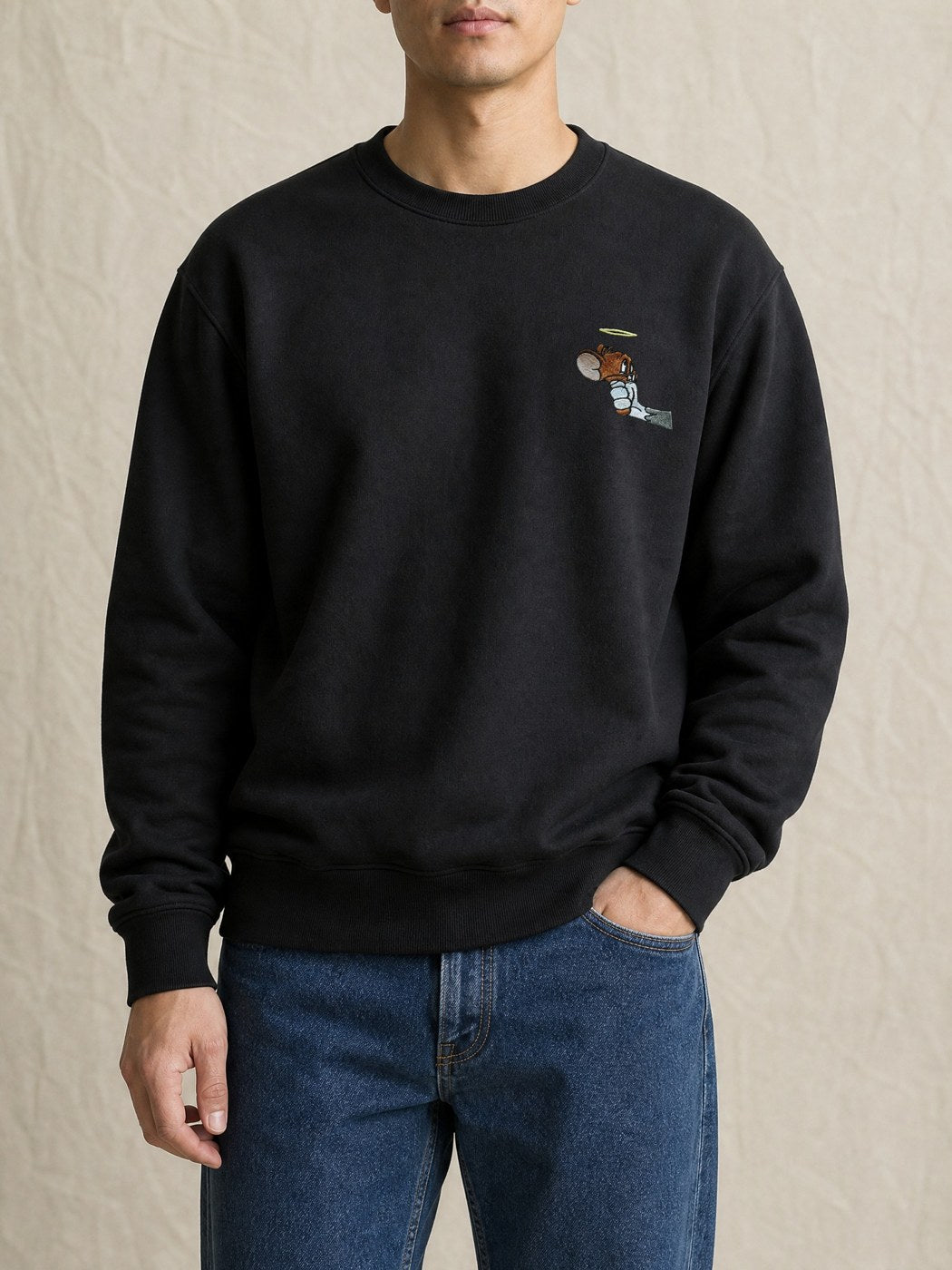 Broderie Jerry sur le pull noir, côté cœur