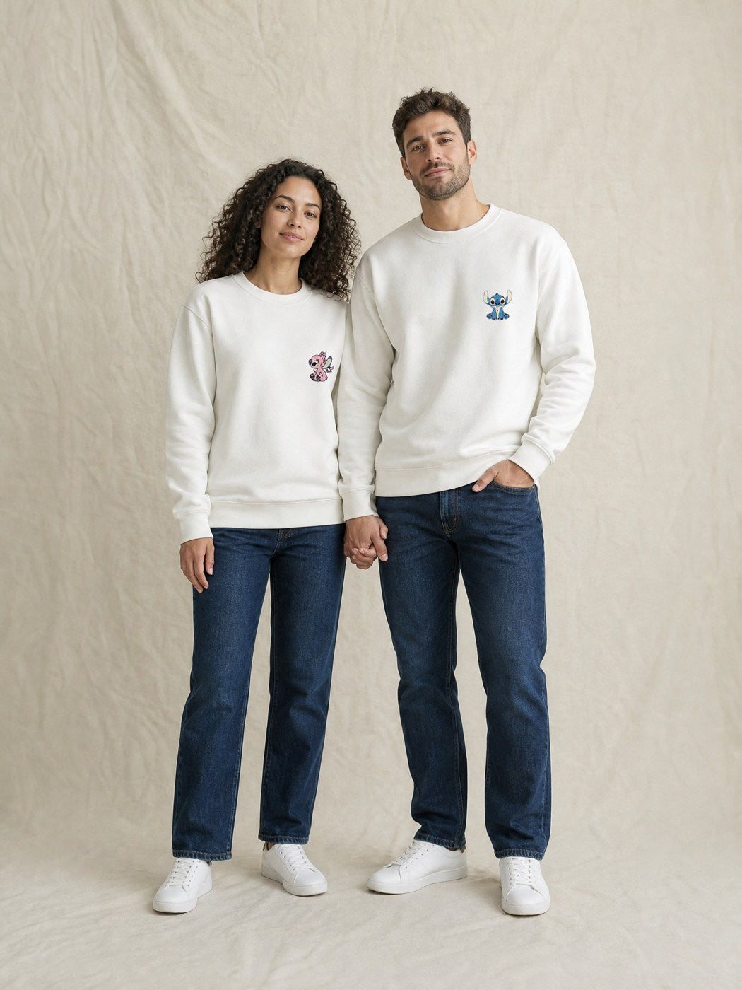 Duo de pulls brodés Stitch et Angel portés en couple