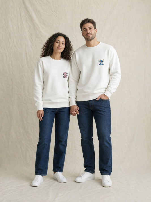 Duo de pulls brodés Stitch et Angel portés en couple