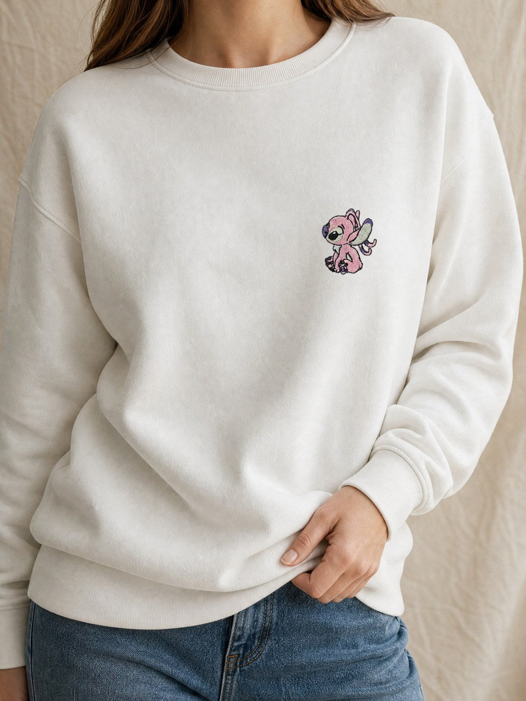 Broderie Angel sur le pull blanc, côté cœur