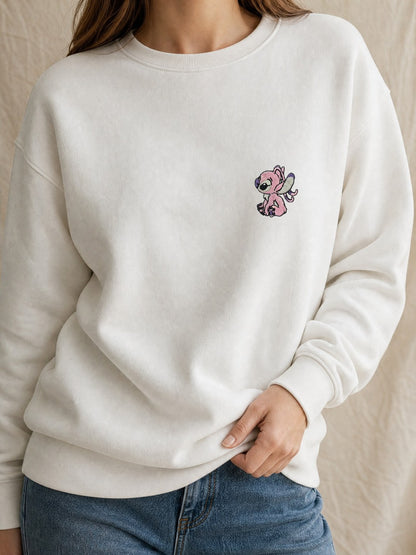 Broderie Angel sur le pull blanc, côté cœur